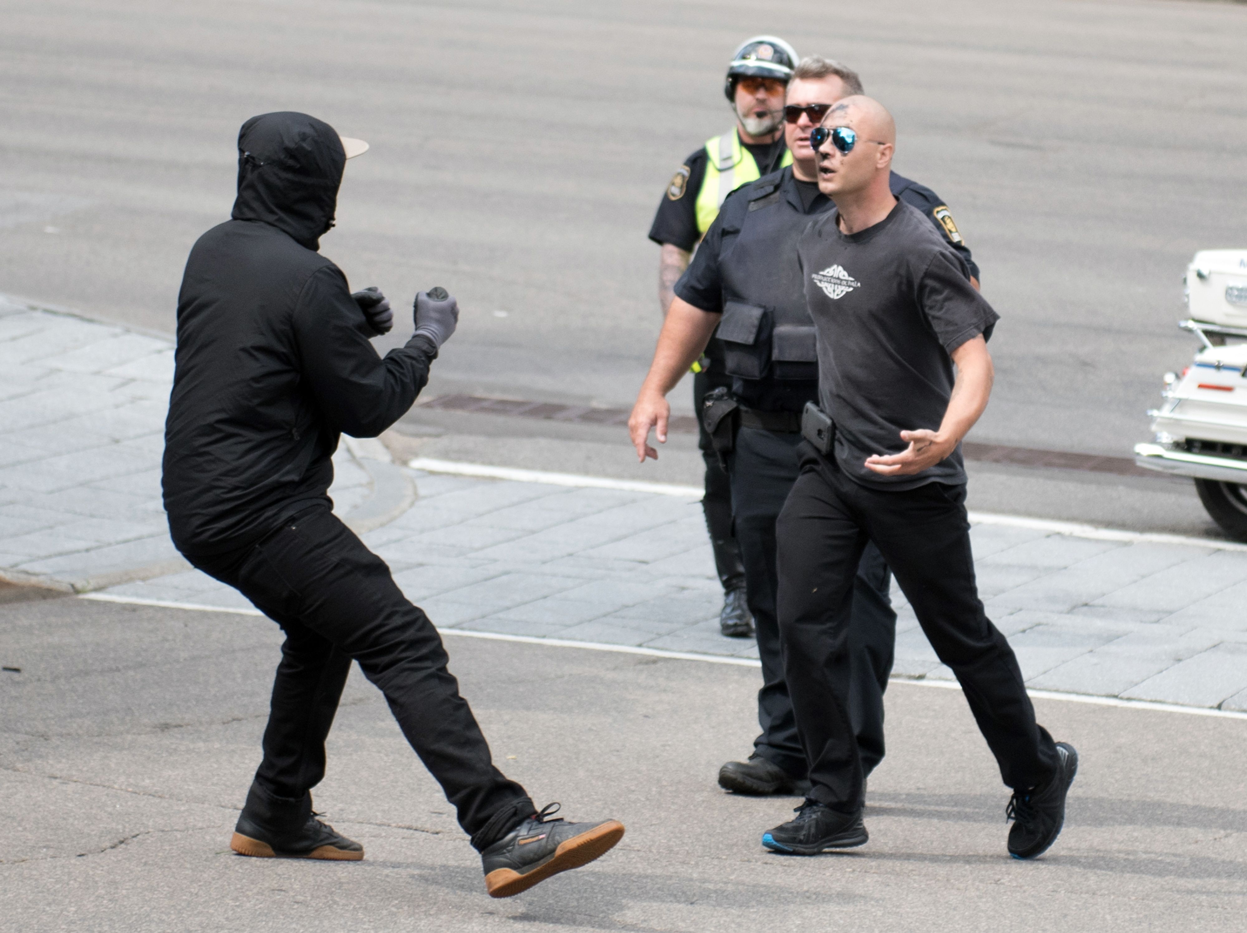 جانب من الاشتباكات بين أحد المتظاهرين وأحد عناصر الشرطة الكندية