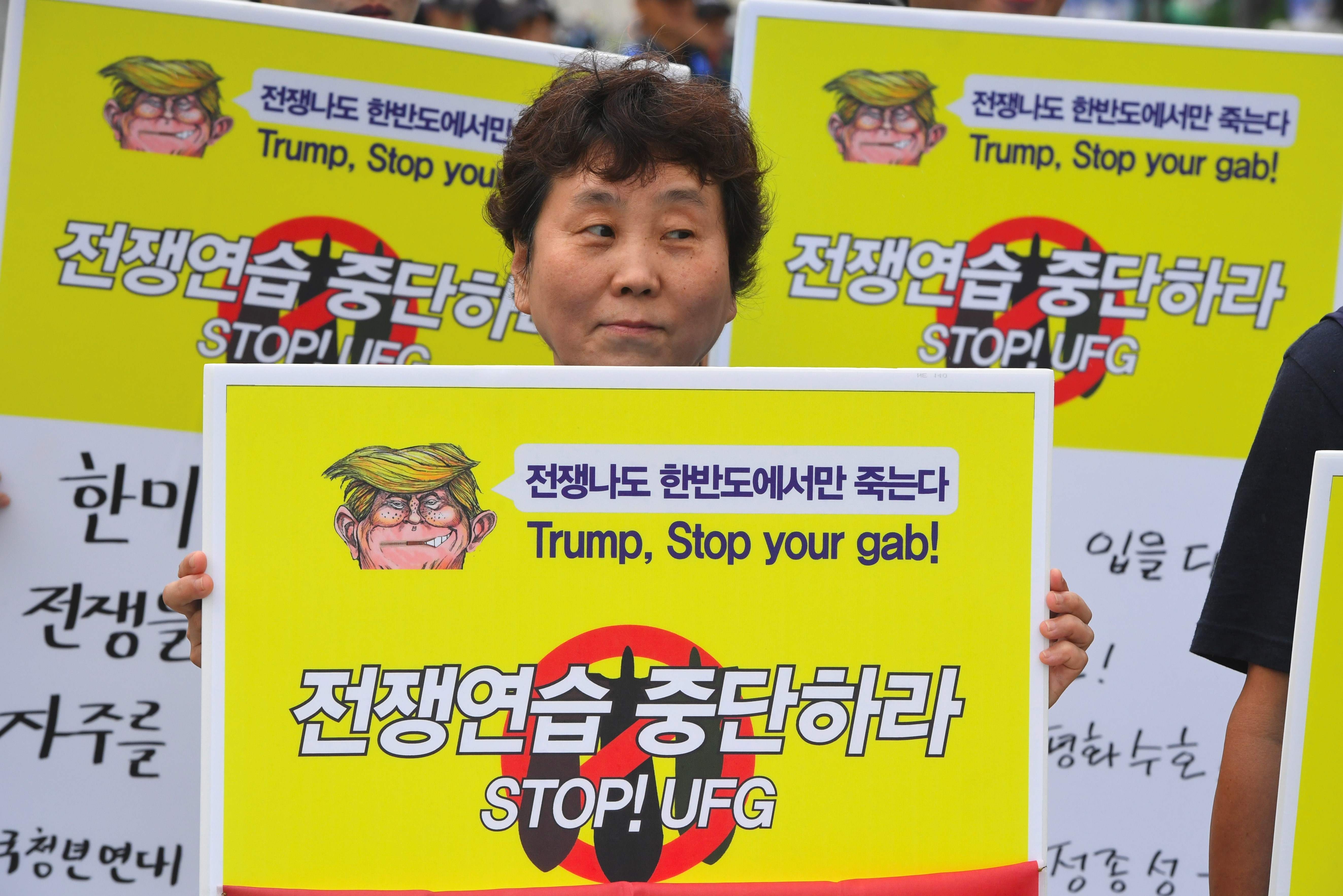 لافتات ضد ترامب فى كوريا الجنوبية