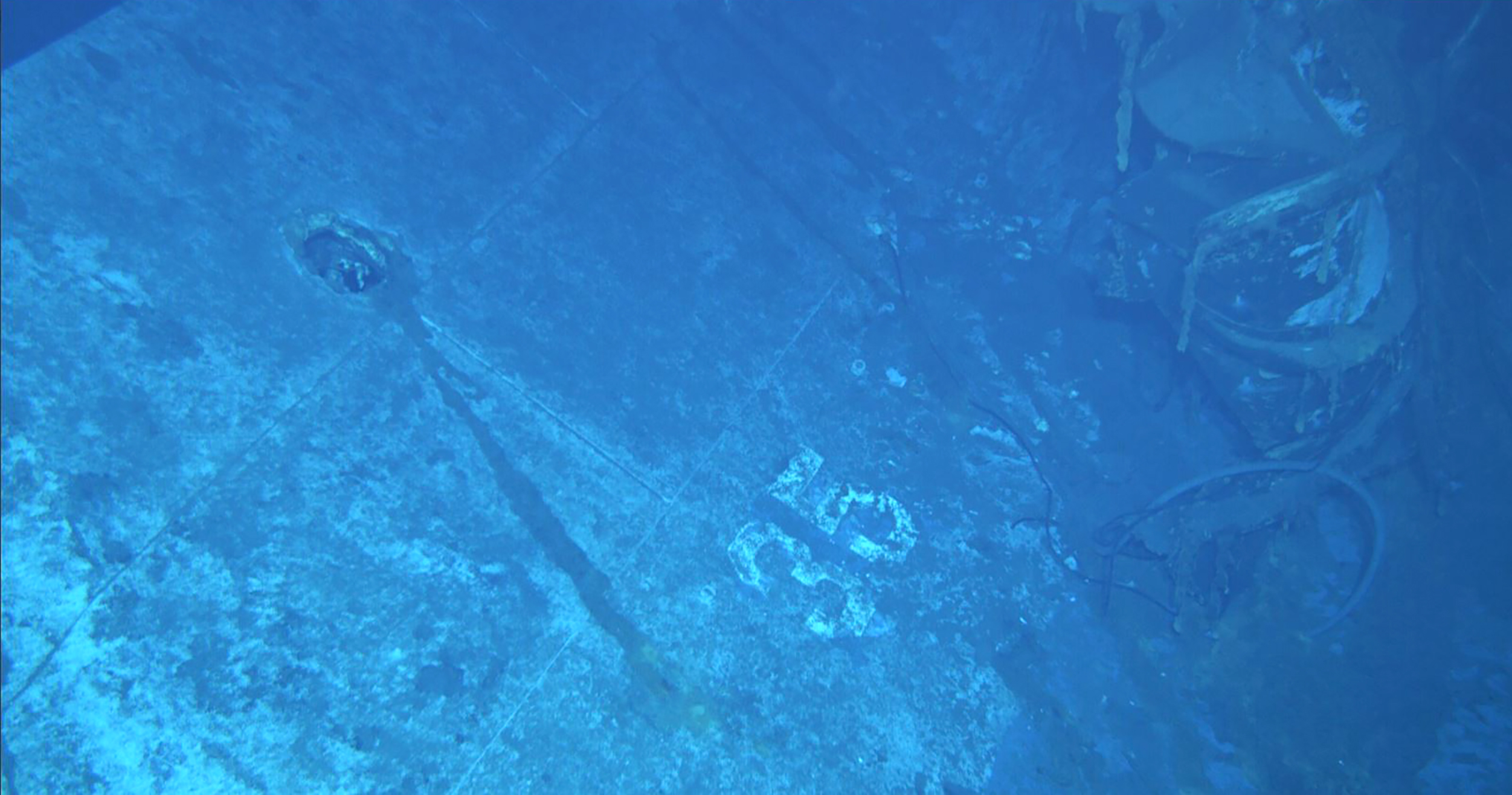حطام السفينة الحربية الأمريكية إنديانابوليس تحت الماء
