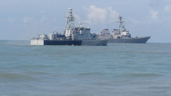 مدمرة أمريكية تنطلق بمحيط المدمرة جون إس.مكين المزودة بصواريخ