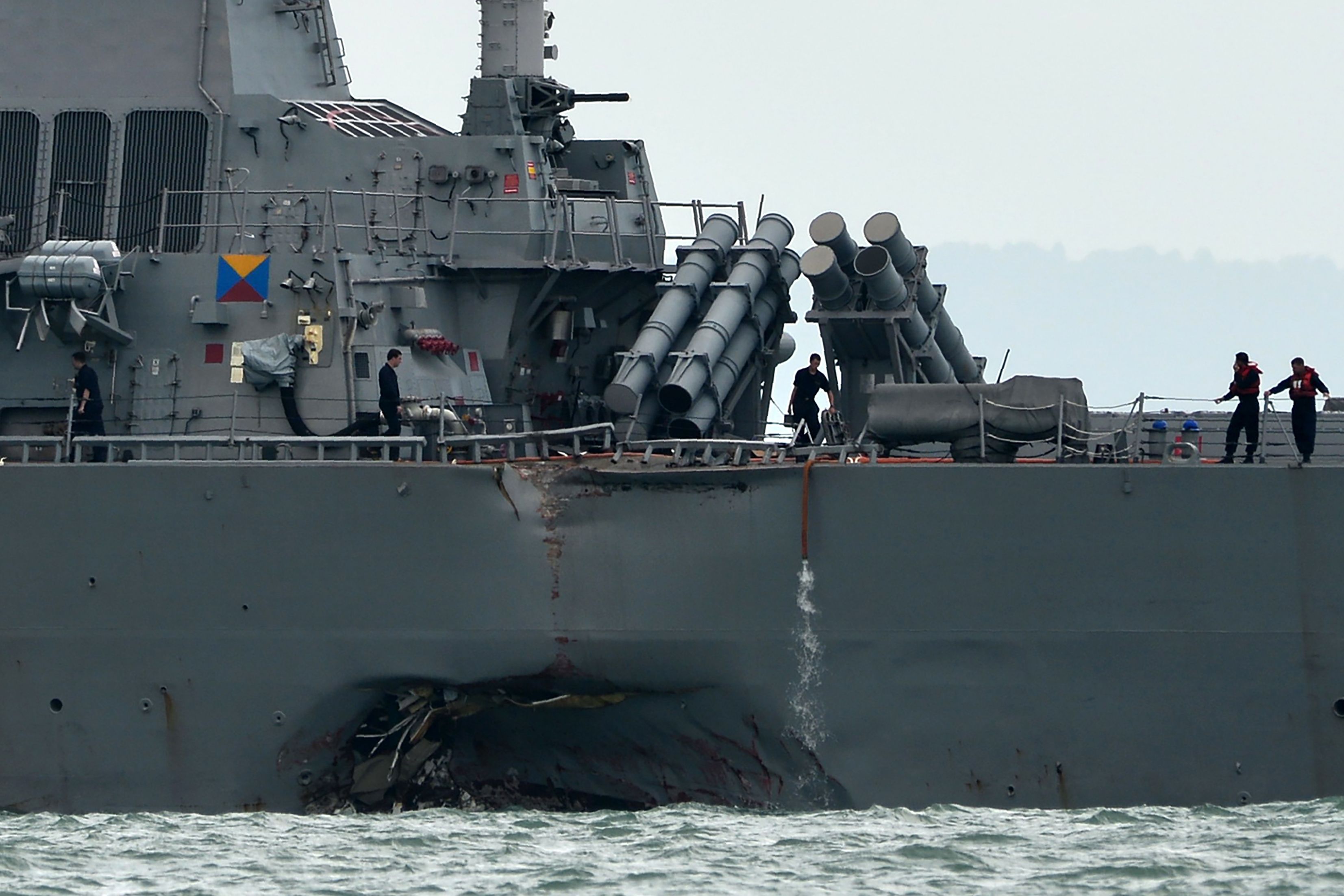 البحرية الأمريكية تعلق عملياتها حول العالم بعد حادث التصادم قرب سنغافورة