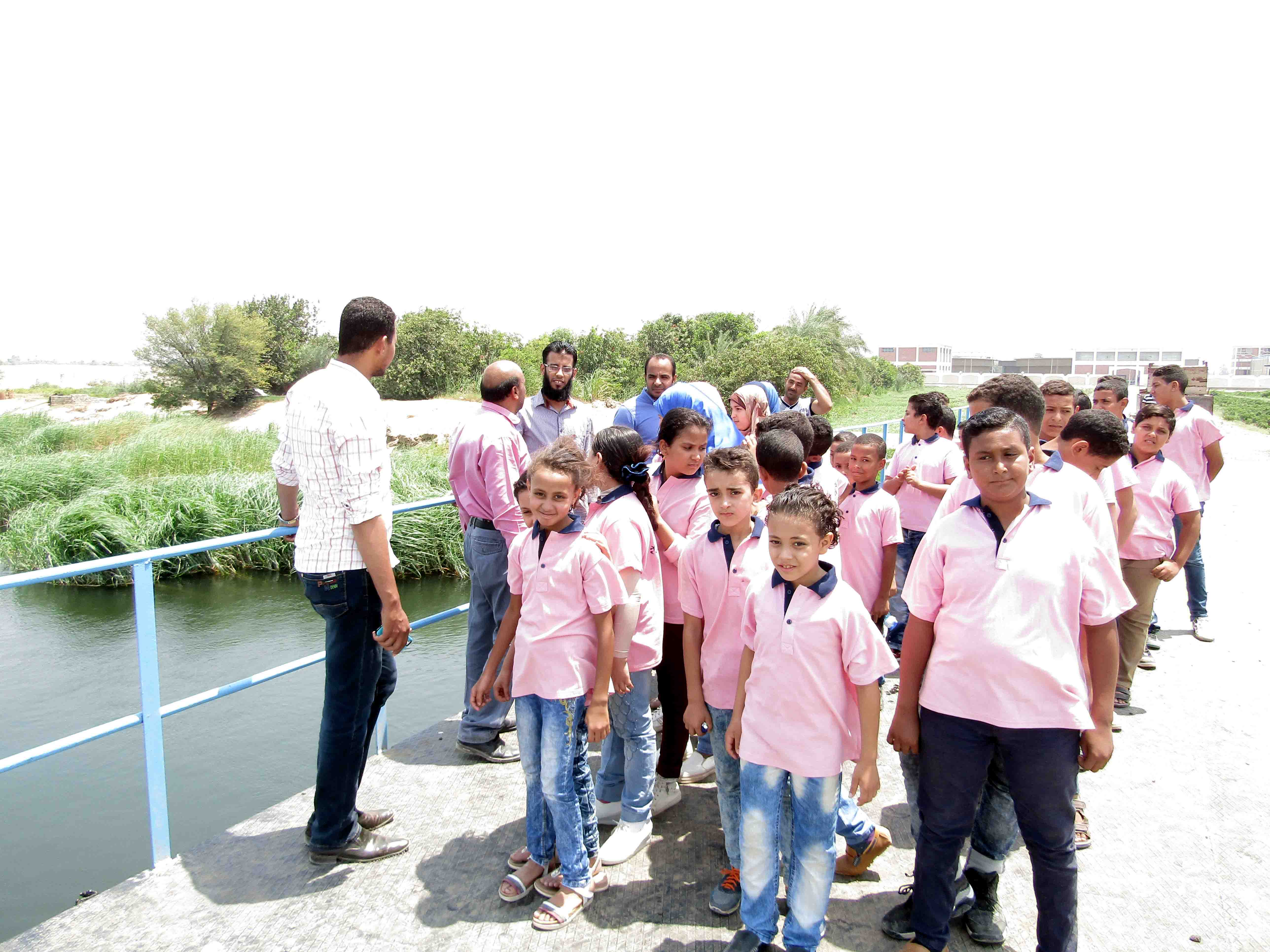 رحلات تعريفية لطلاب المدارس بسوهاج للتوعية بالحفاظ على مياه الشرب (2)