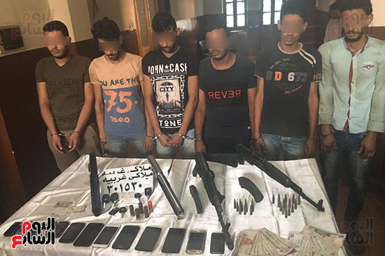  صورة أخرى للتشكيل أمامه الأسلحة  النارية