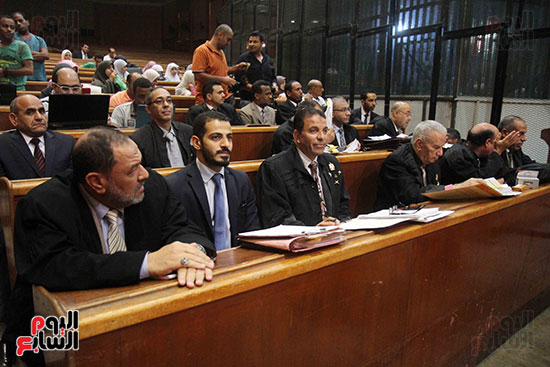 محاكمة مرسى و 27 آخرين باقتحام السجون (1)