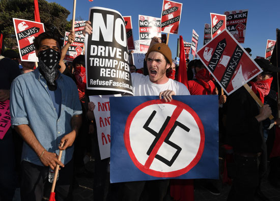 متظاهر-يحمل-شارة-النازية-فى-مظاهرة-ضد-ترامب