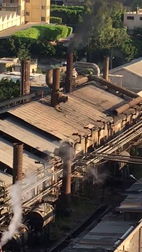 الدخان المتصاعد من المصنع