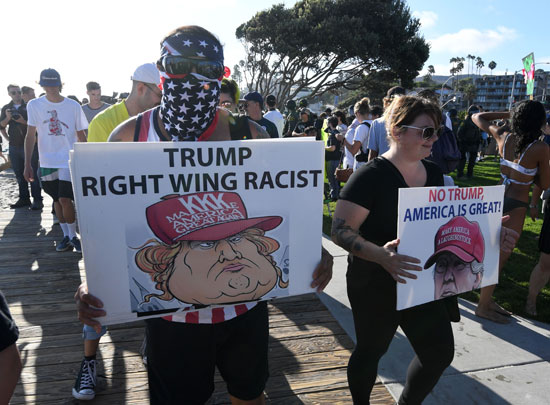 لافتات-تتهم-ترامب-بالعنصرية