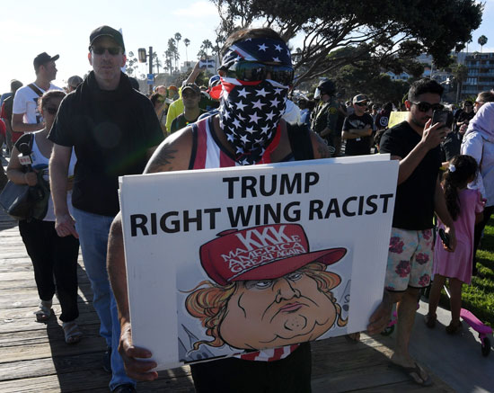 متظاهر-يحمل-لافتة-مكتوب-عليها-ترامب-جناح-اليمين-العنصرى