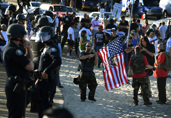 الشرطة-الأمريكية-تحيط-بمتظاهرين-ضد-ترامب