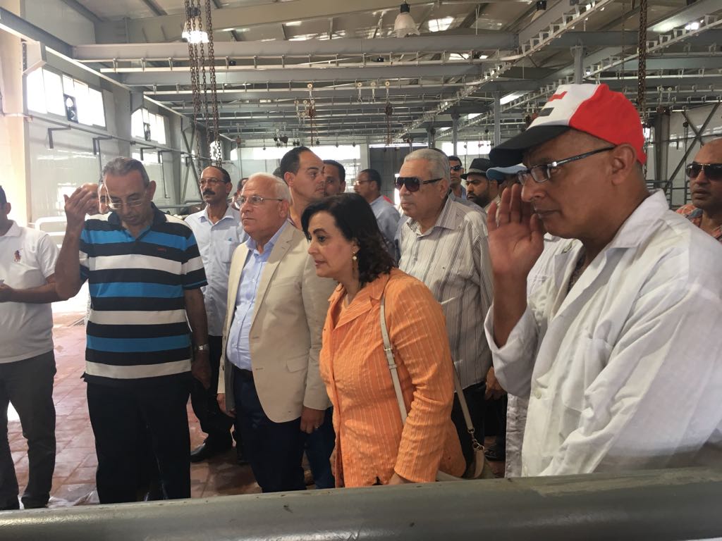 نائب وزير الزراعة  ومحافظ بورسعيد خلال  افتتاح مجزر  يدوى
