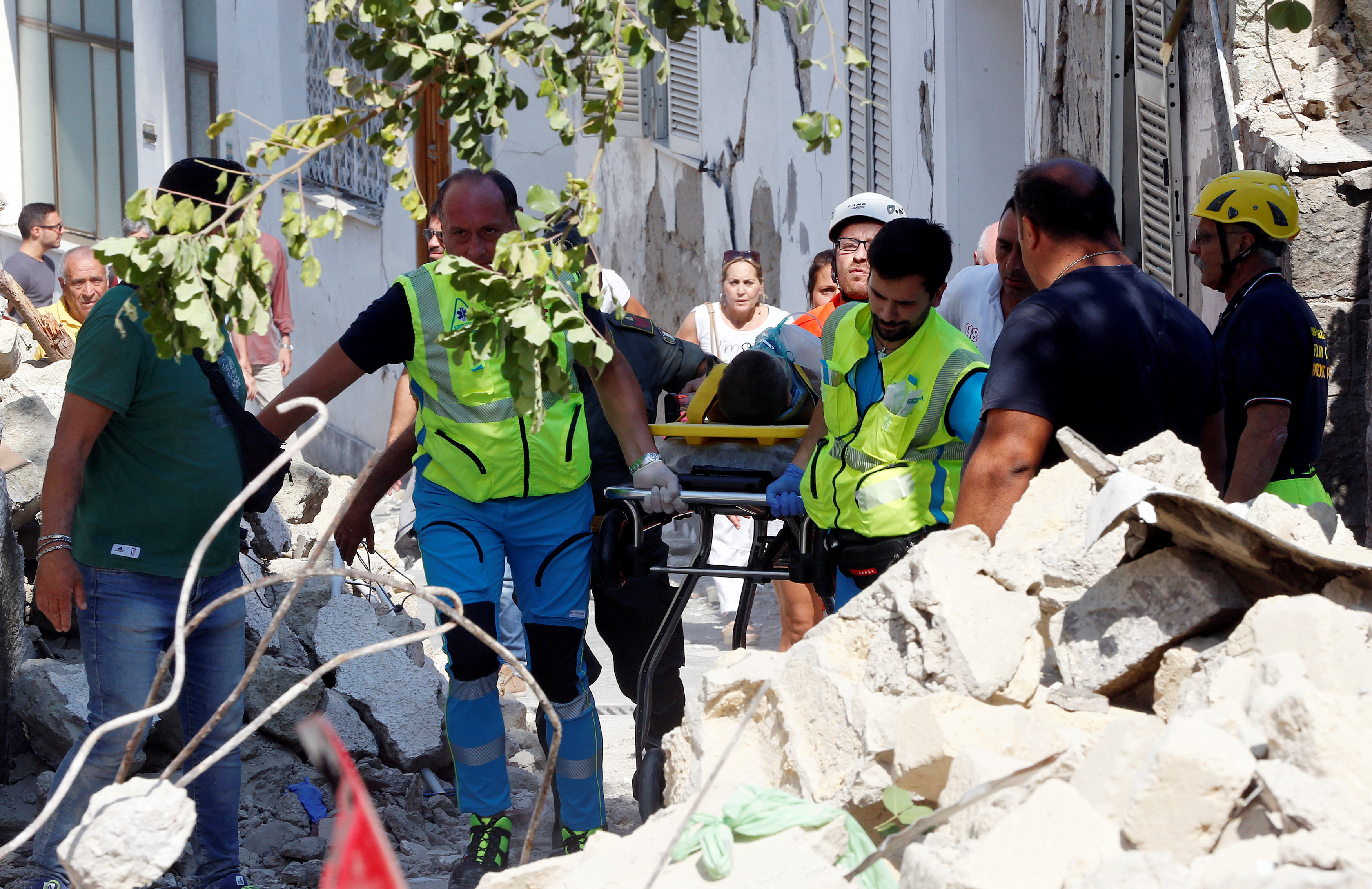 انتشال جثث ضحايا زلزال إيطاليا