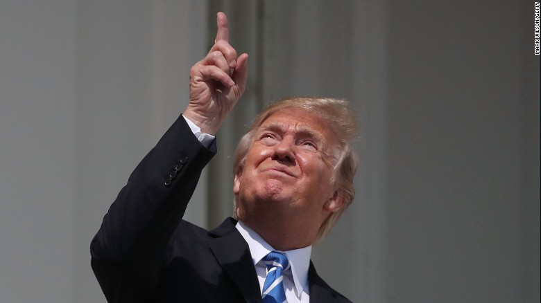 ترامب ينظر للسماء أثناء كسوف الشمس