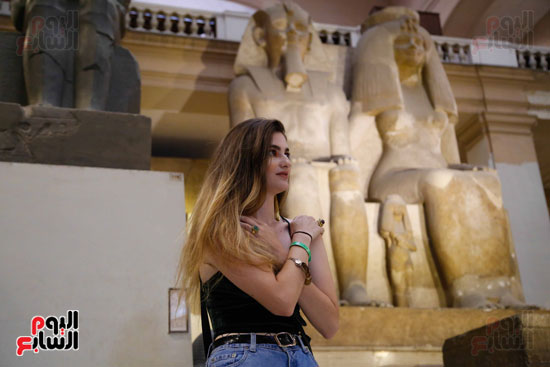 عطاء تتقمص شخصية ملكة مصرية فى بهو المتحف المصرى