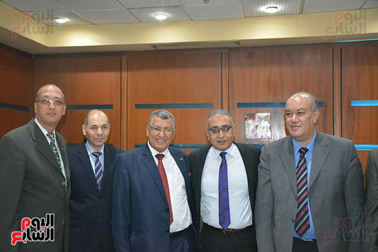 رئيس شركة ميناء القاهرة الجوى يكرم مدير عام العلاقات العامة بعد تقاعده (2)
