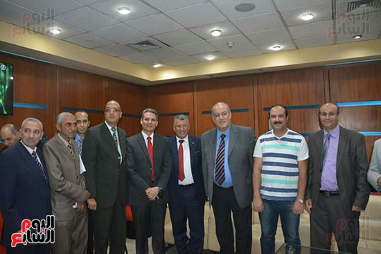 رئيس شركة ميناء القاهرة الجوى يكرم مدير عام العلاقات العامة بعد تقاعده (3)
