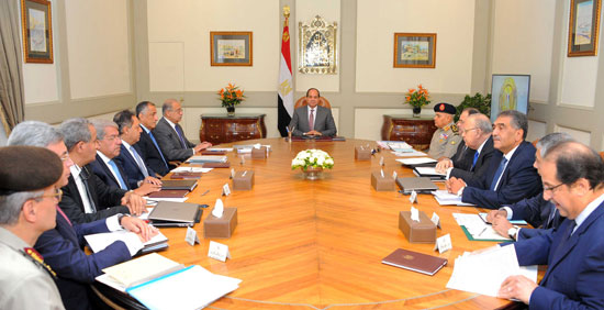 السيسي يعقد اجتماعا مع رئيس الحكومة ومسئولين لبحث استعدادات عيد الأضحى  (2)