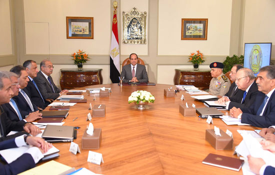 السيسي يعقد اجتماعا مع رئيس الحكومة ومسئولين لبحث استعدادات عيد الأضحى  (1)