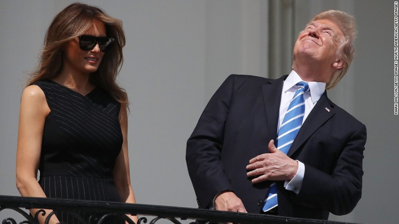 ترامب يشاهد الكسوف بدون نظارة