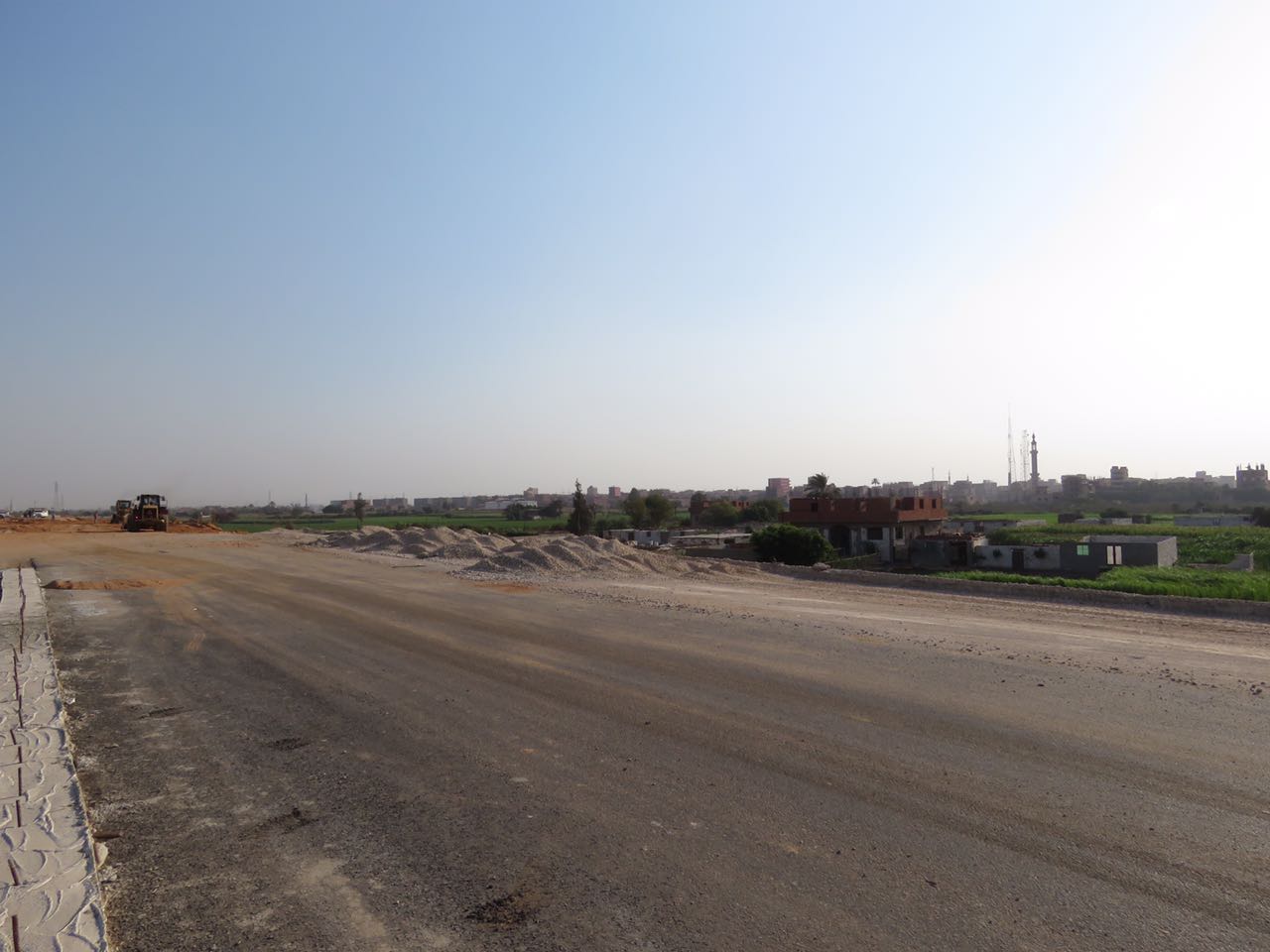 تبوير الأراضى الزراعية حول طريق شبرا ـ بنها الجديد (21)