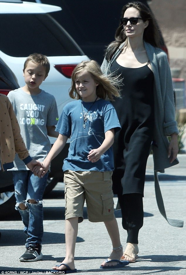 انجلينا جولي و ابنائها  (8)