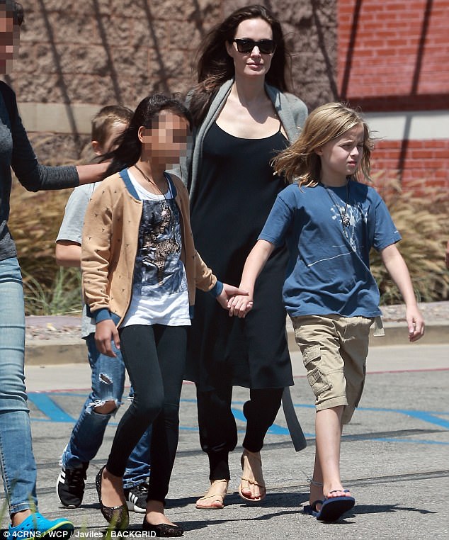 انجلينا جولي و ابنائها  (1)