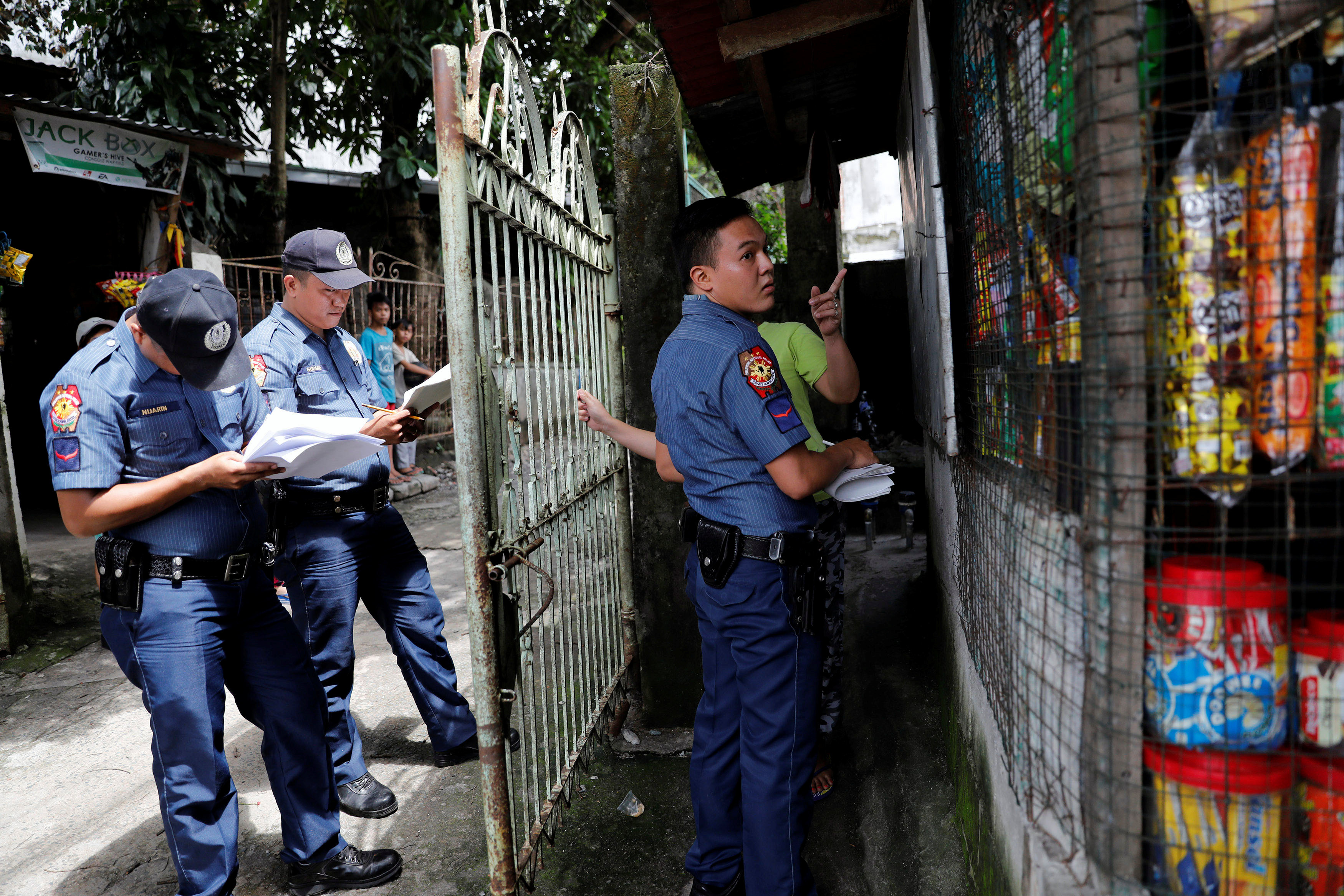 شرطة الفلبين تطرق أبواب المنازل لإجراء تحاليل مخدرات