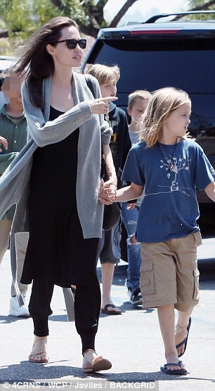 انجلينا جولي و ابنائها  (3)