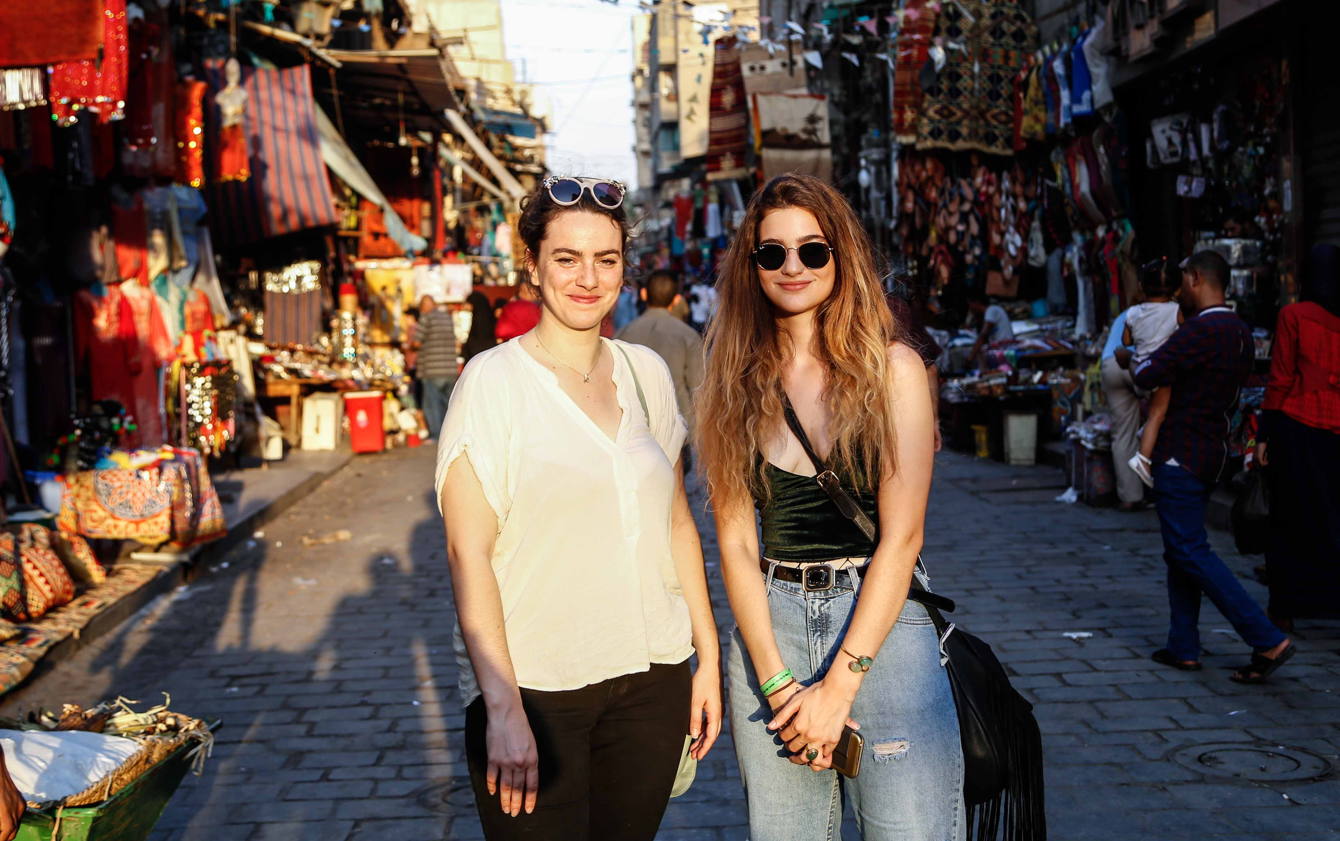 الفتاتان الأمريكيتان فى طرقات شوارع القاهرة القديمة