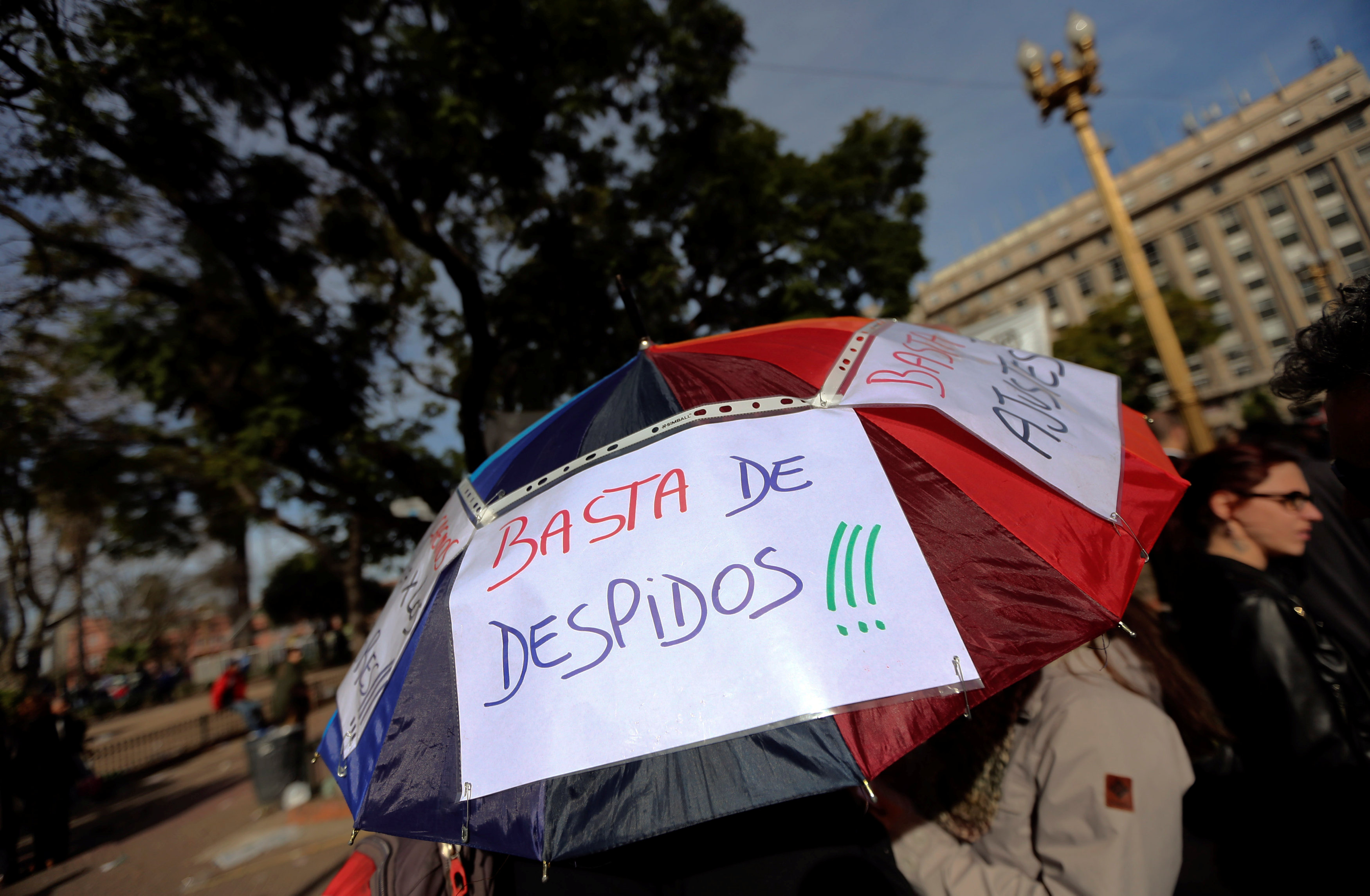 لافتات مناهضة لرئيس الأرجنتين