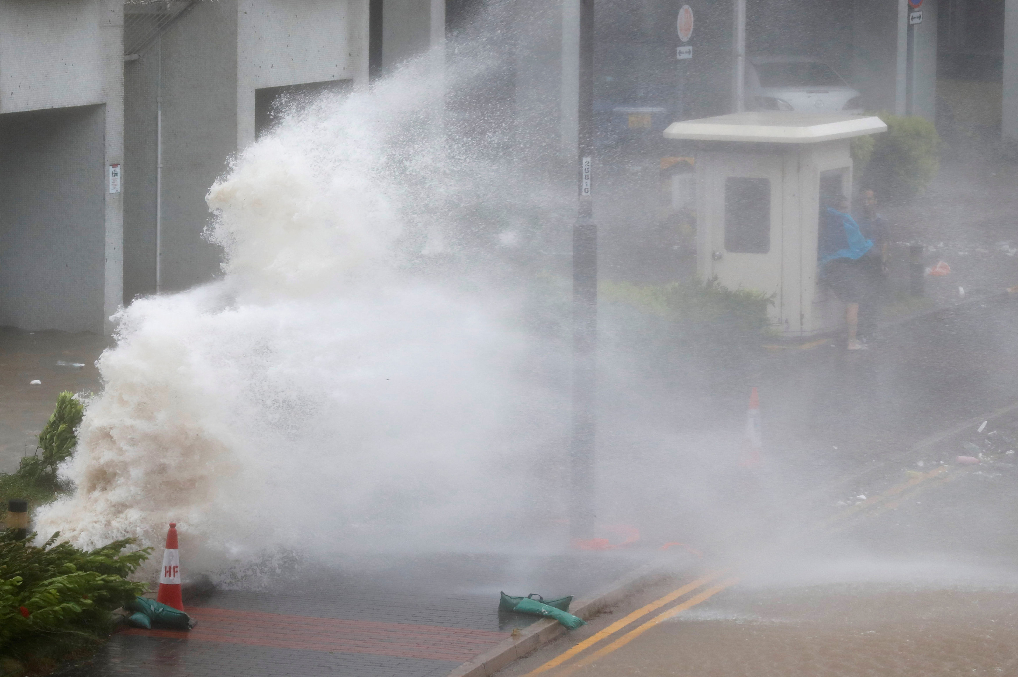 الإعصار هاتو يضرب هونج كونج وجنوب الصين وإلغاء رحلات جوية