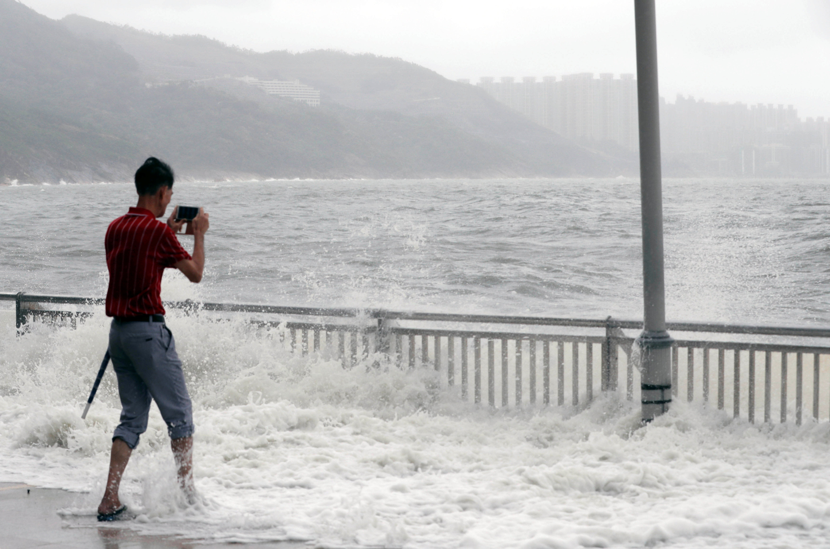 الإعصار هاتو يضرب هونج كونج
