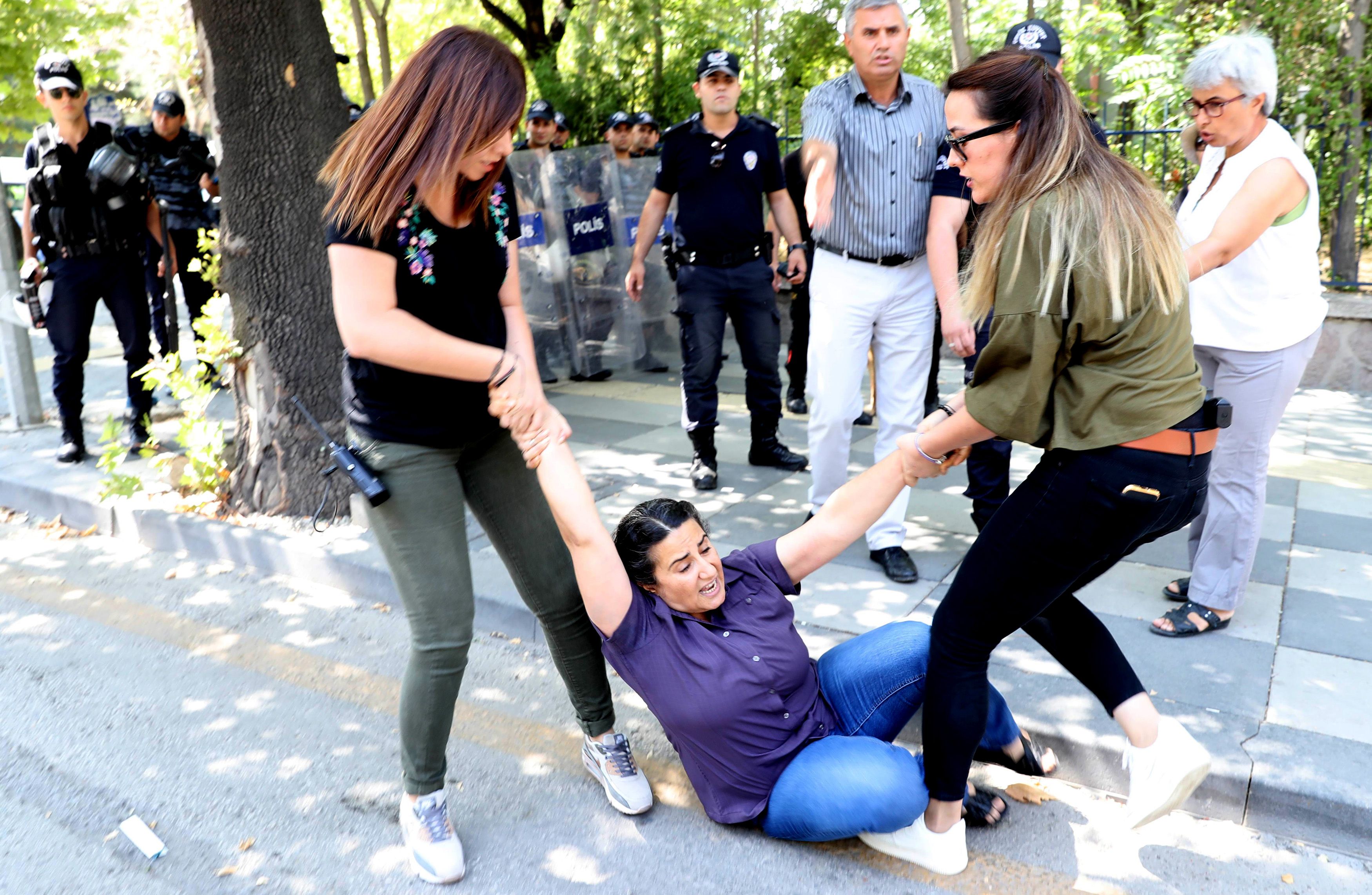 الشرطة النسائية فى تركيا تعتقل متظاهرة