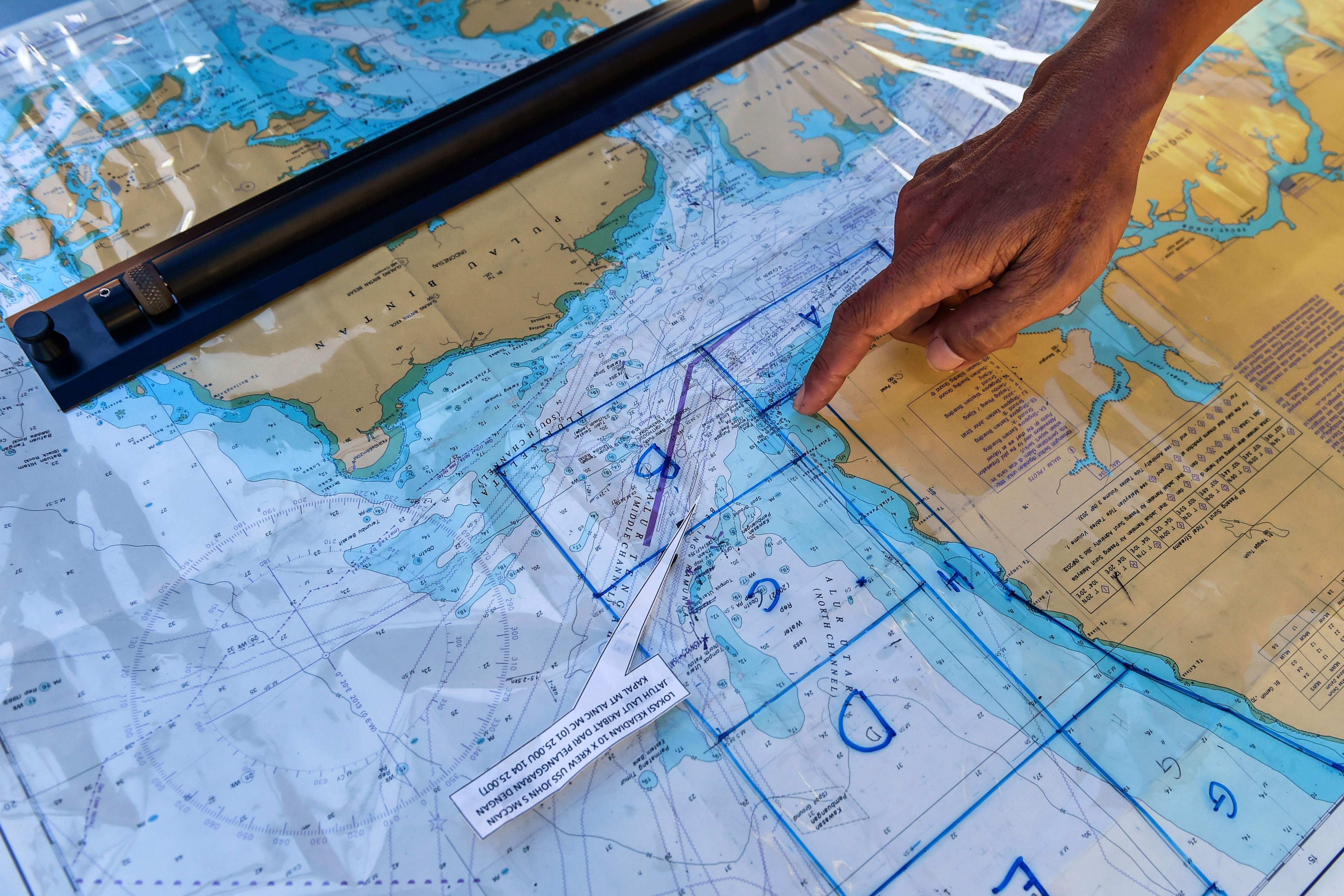 خريطة توضح مسارات البحث عن البحارة الأمريكان