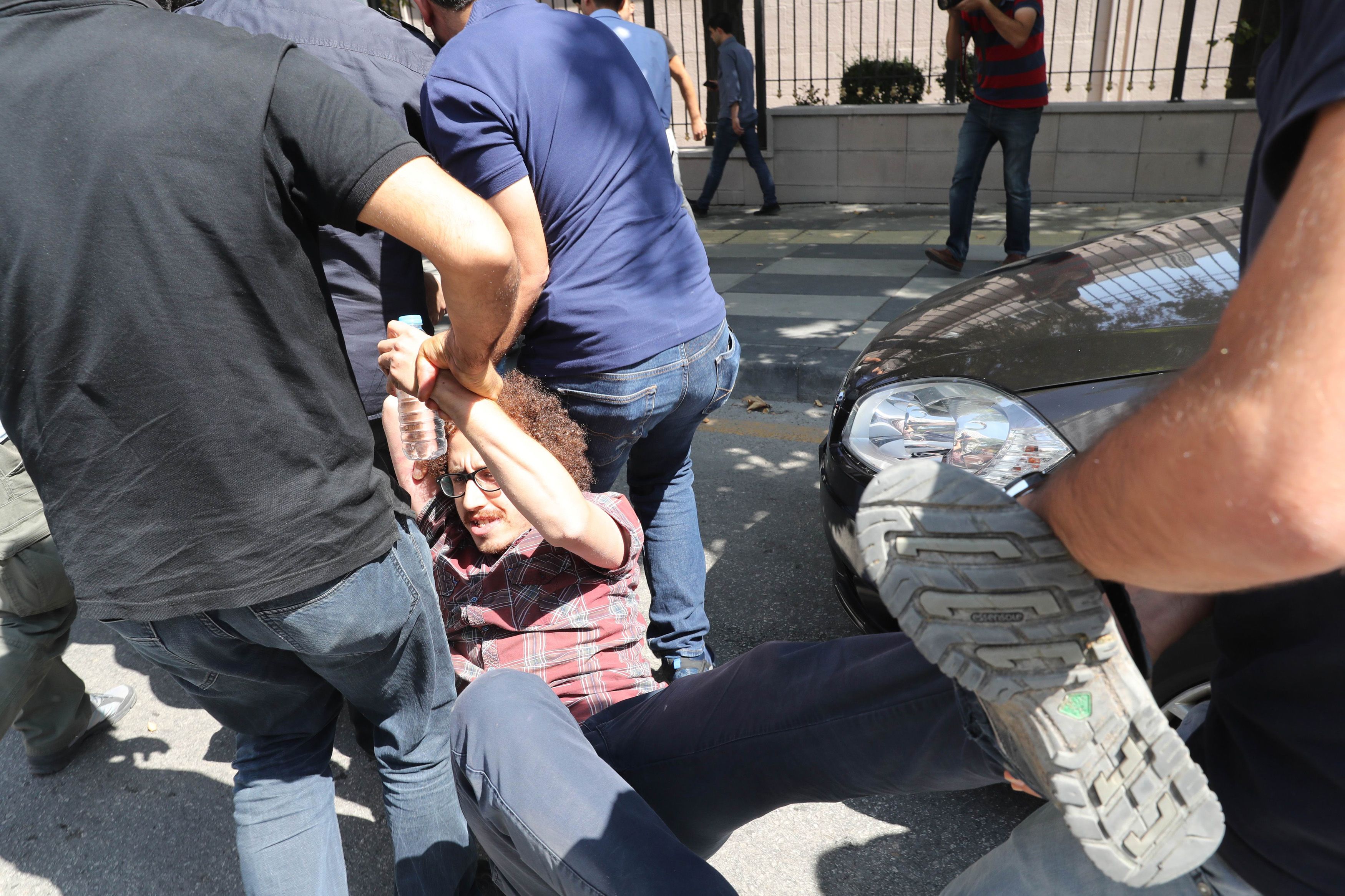 رجال أردوغان يعتقلون متظاهرون فى أنقرة