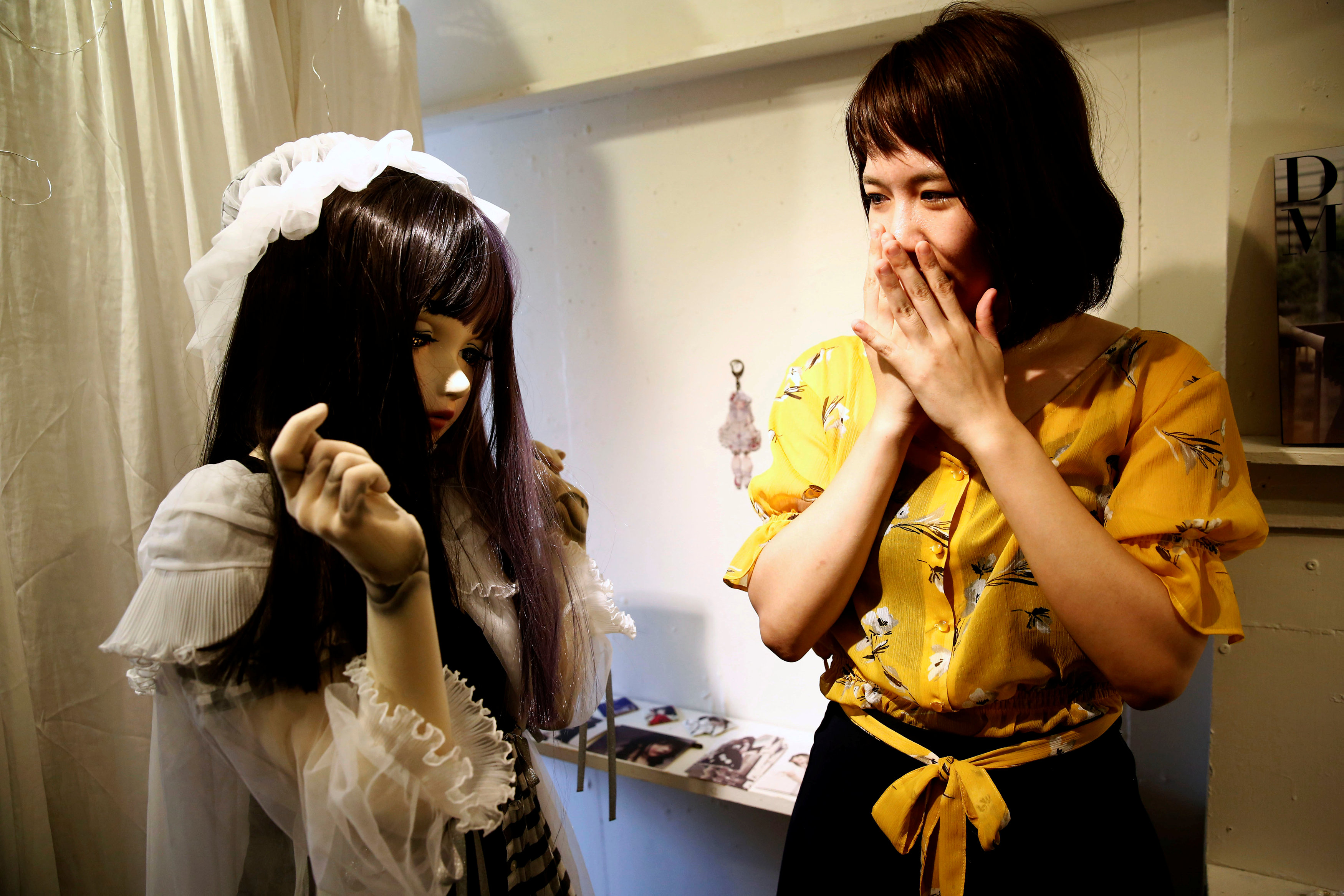فتاة تعبر عن انبهارها بتصميم الدمية الحية فى اليابان