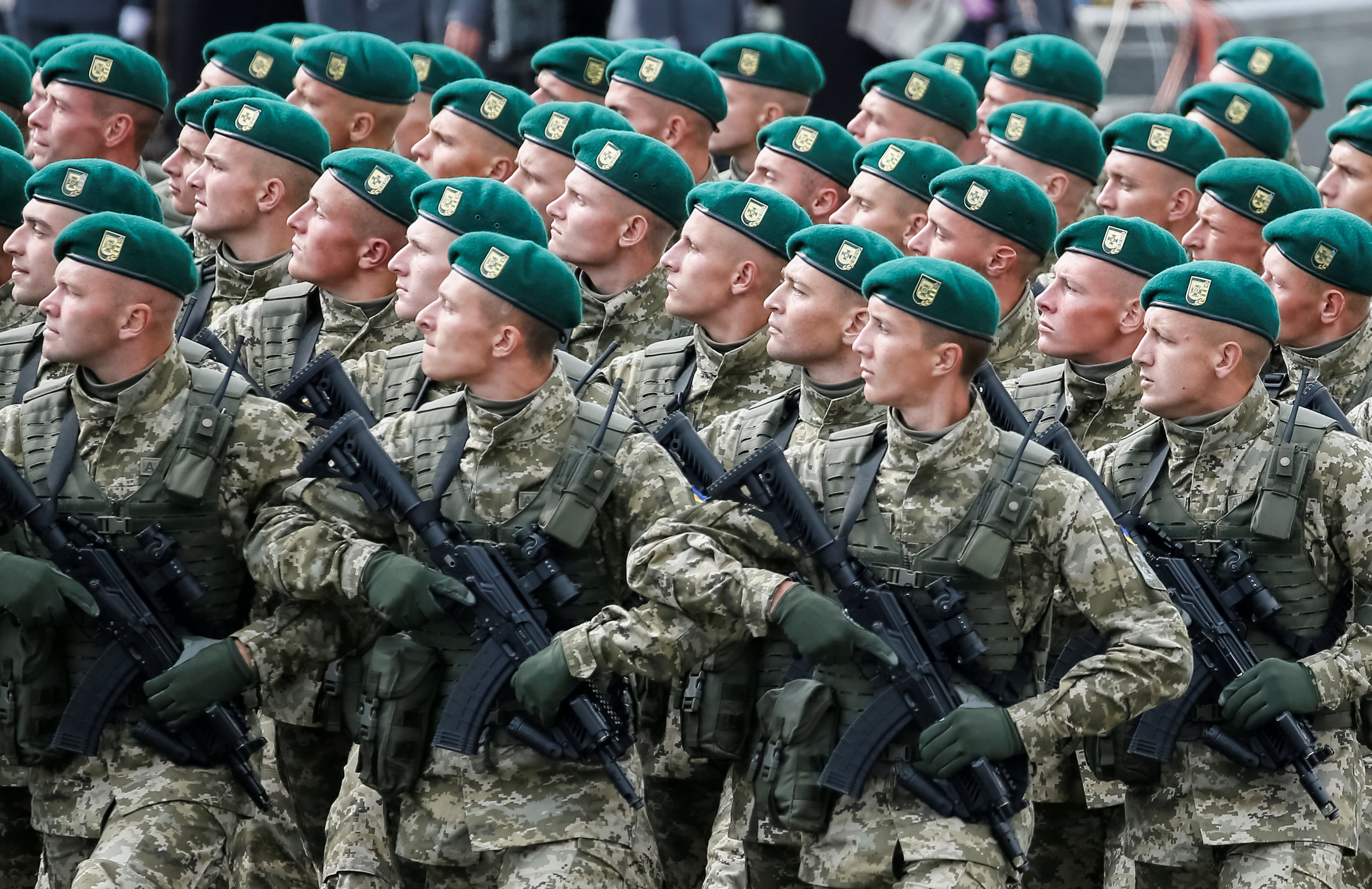 جنود أوكرانيين خلال احتفالات عيد الاستقلال