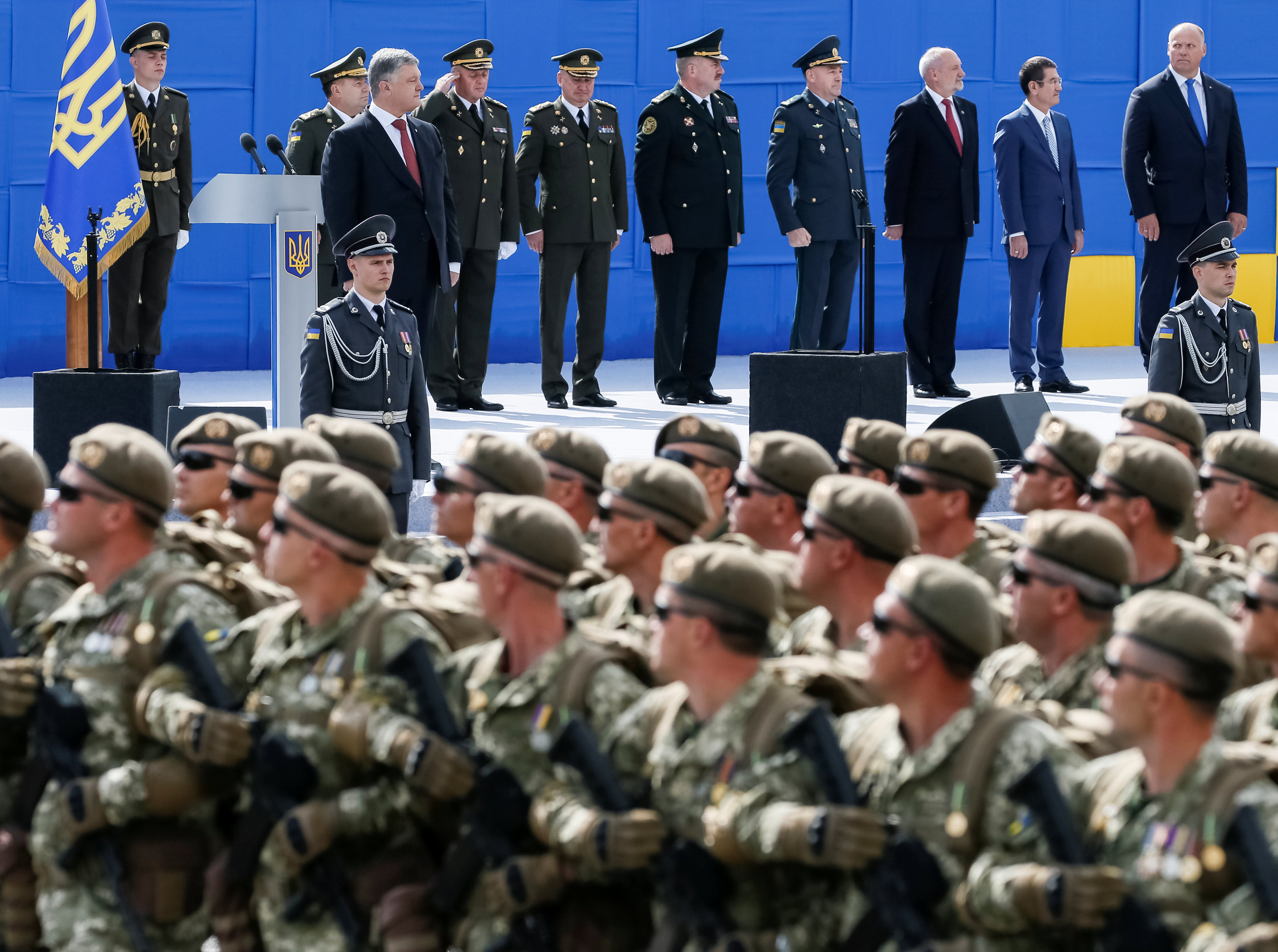 الرئيس الأوكرانى يشهد العرض العسكرى من أعلى المنصة