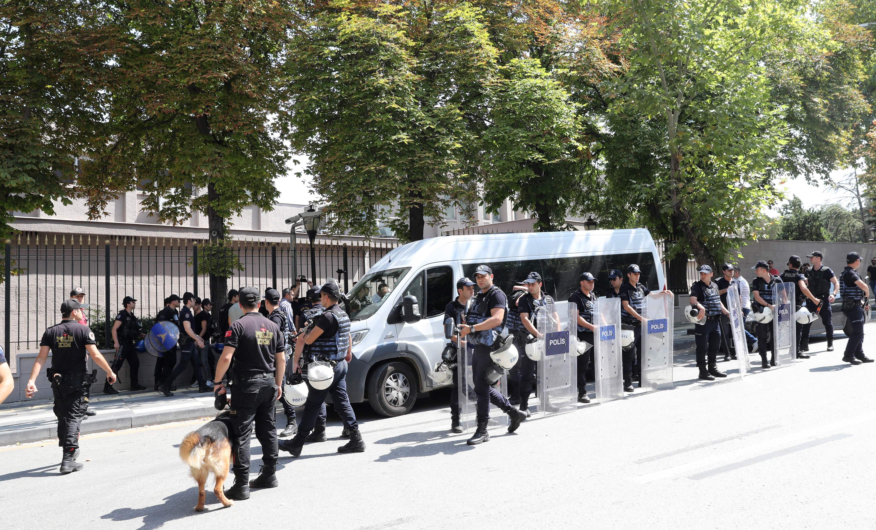 شرطة مكافحة الشغب التركية تفض مظاهرة فى أنقرة