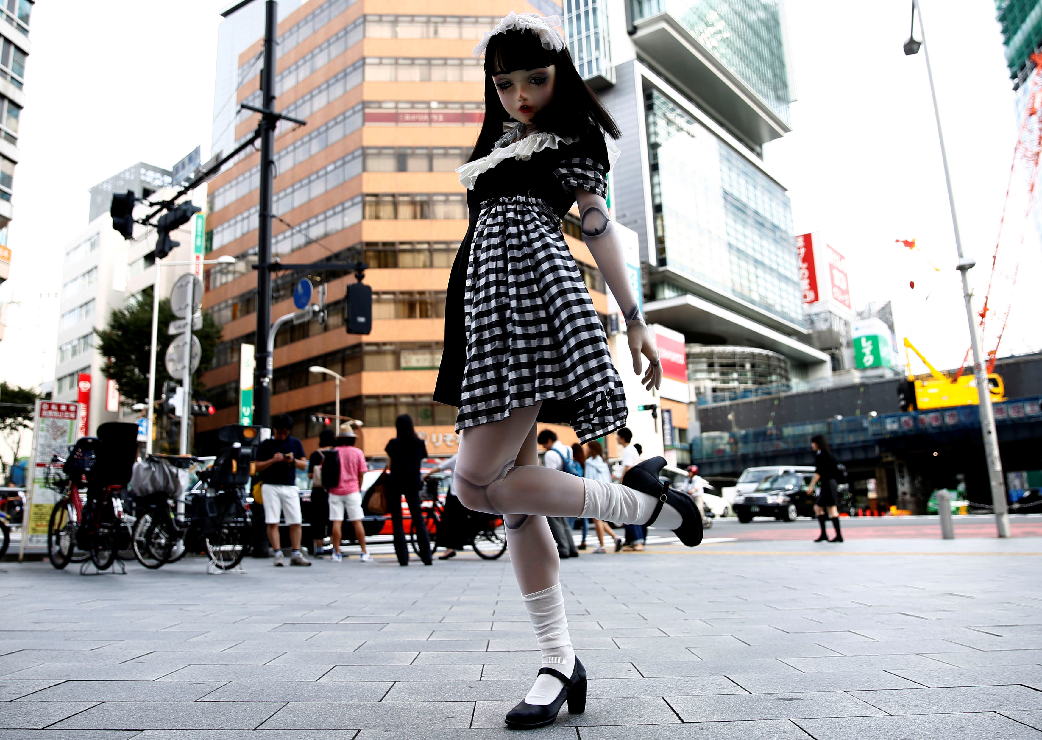 لولو هاشيموتو تلتقط صورا فى شوارع طوكيو