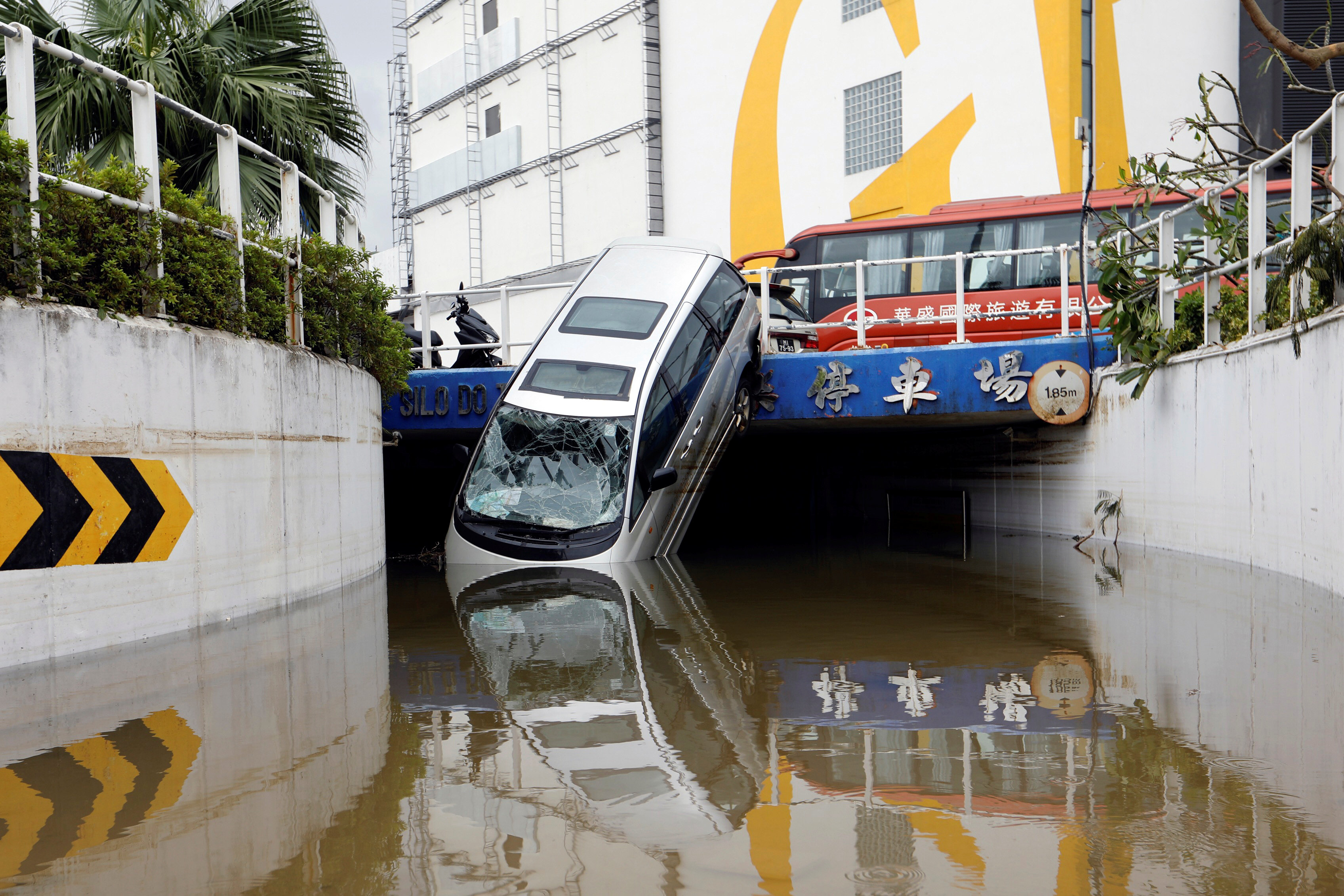 اصطدام السيارات فى الصين بسبب الأعاصير