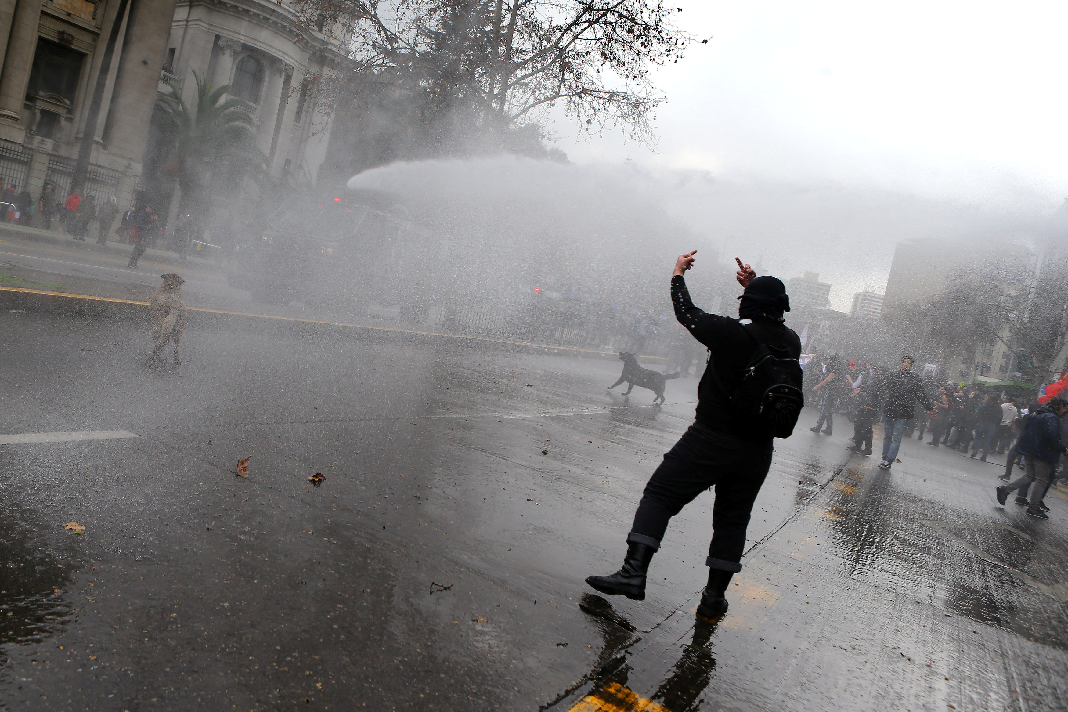 الشرطة تفرق المتظاهرين بالمياه