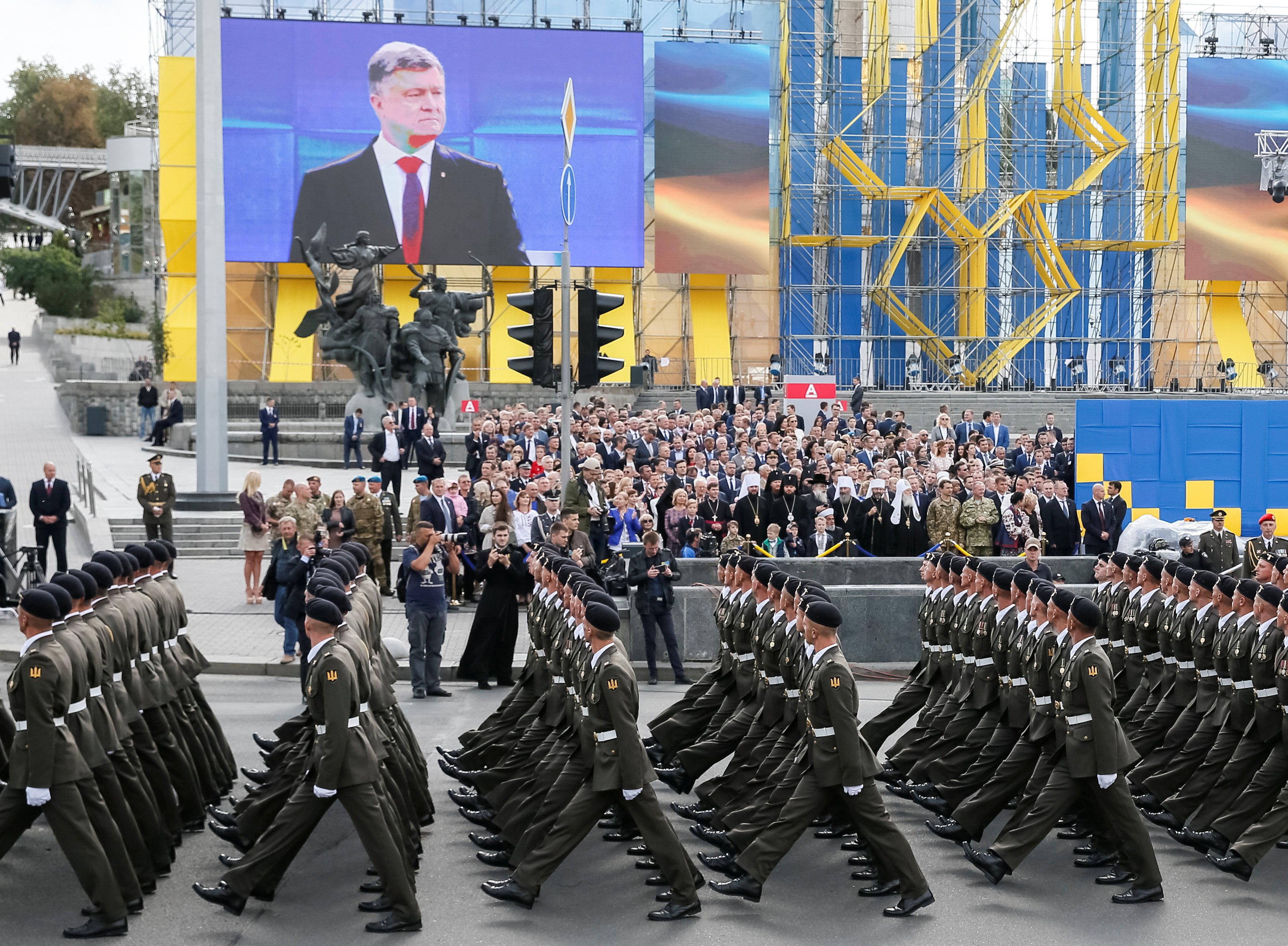 طابور عسكرى يمر أمام صورة كبيرة للرئيس الأوكرانى