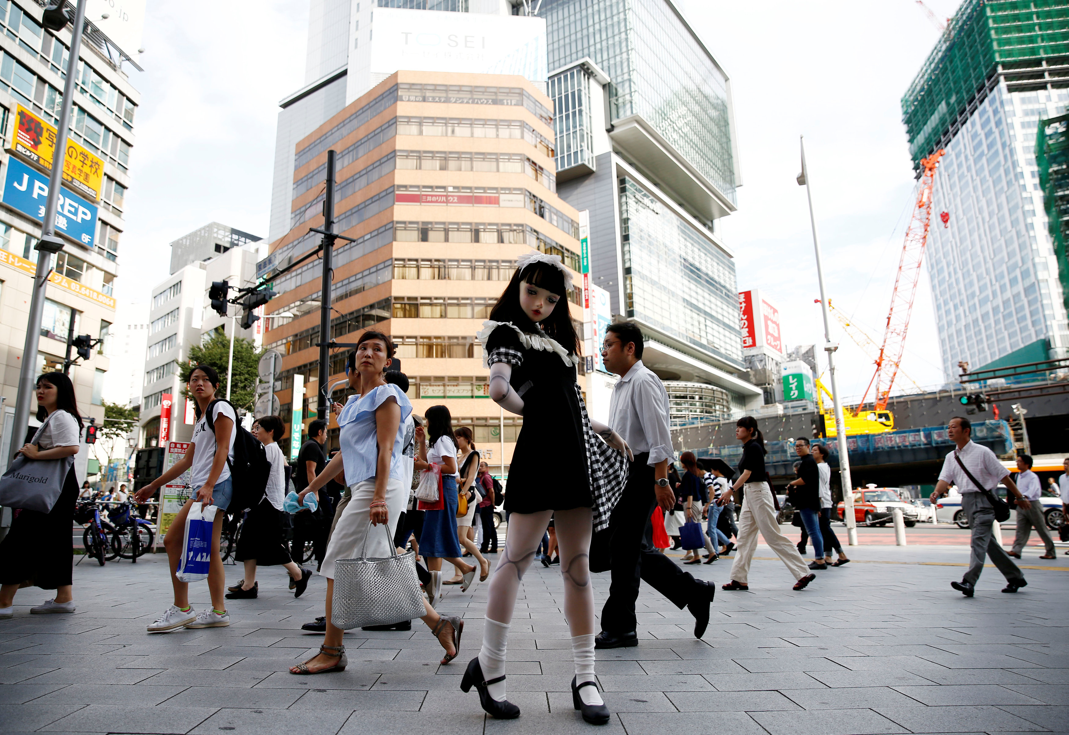 لولو هاشيموتو وسط المواطنين فى شوارع طوكيو