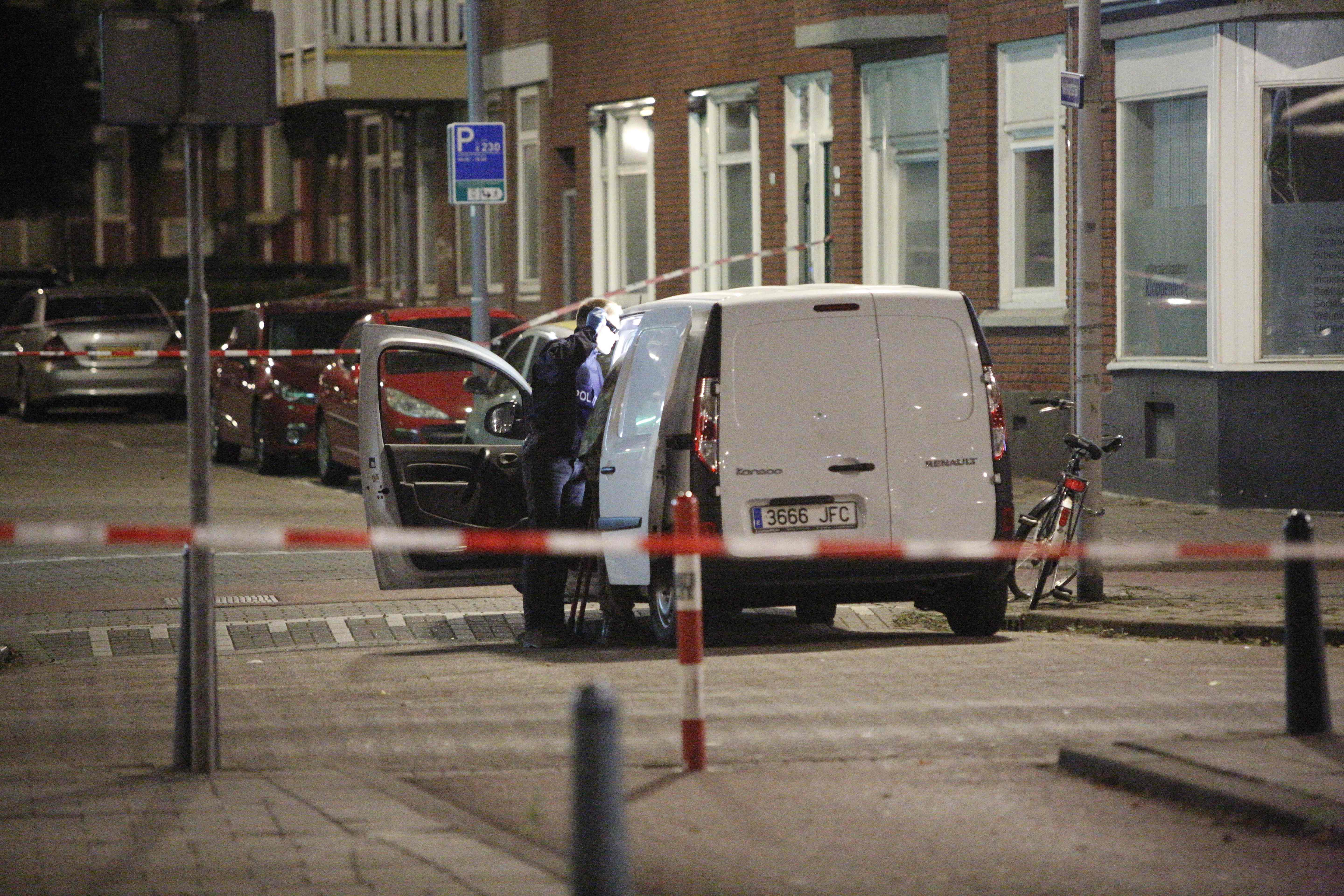 الشرطة الهولندية تحذر السير فى شارع عثرت فيه على قنابل يدوية