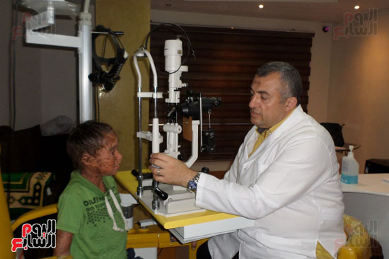 الكشف الطبى على عيون الطفل