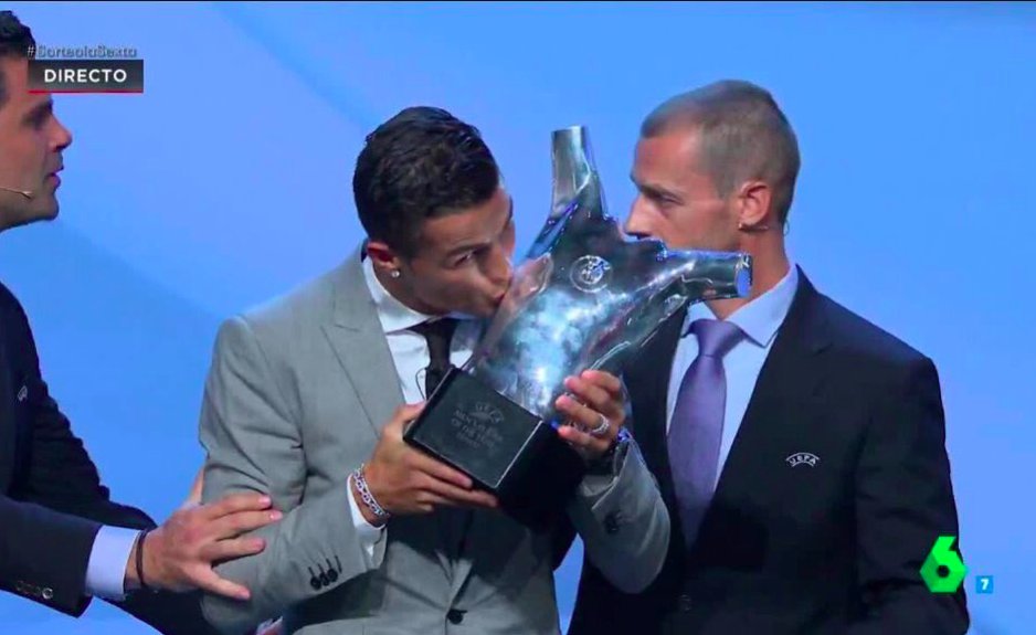 رونالدو يقبل جائزة افضل لاعب فى اوروبا