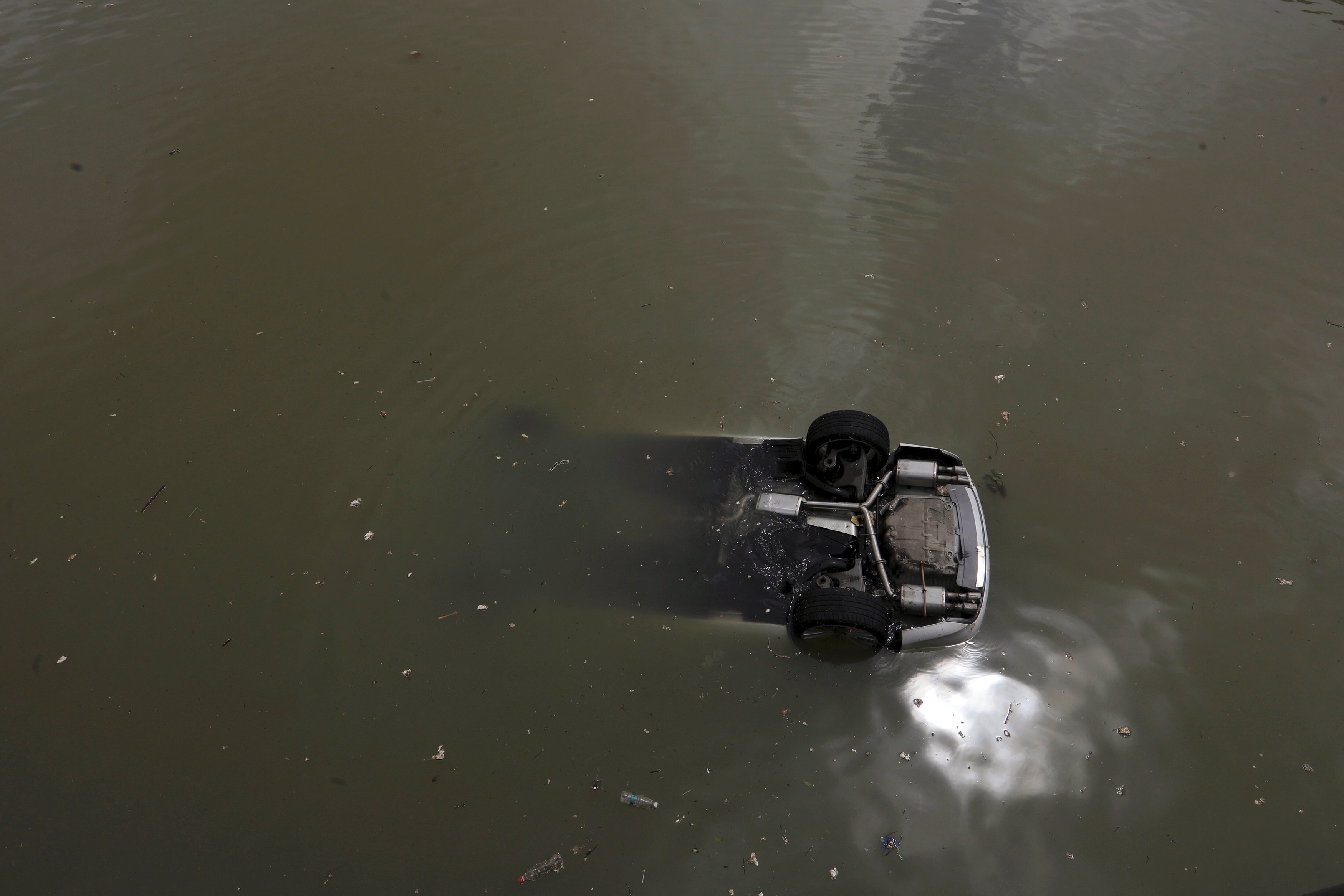 سيارة تسقط فى المياه الغزيرة بالصين