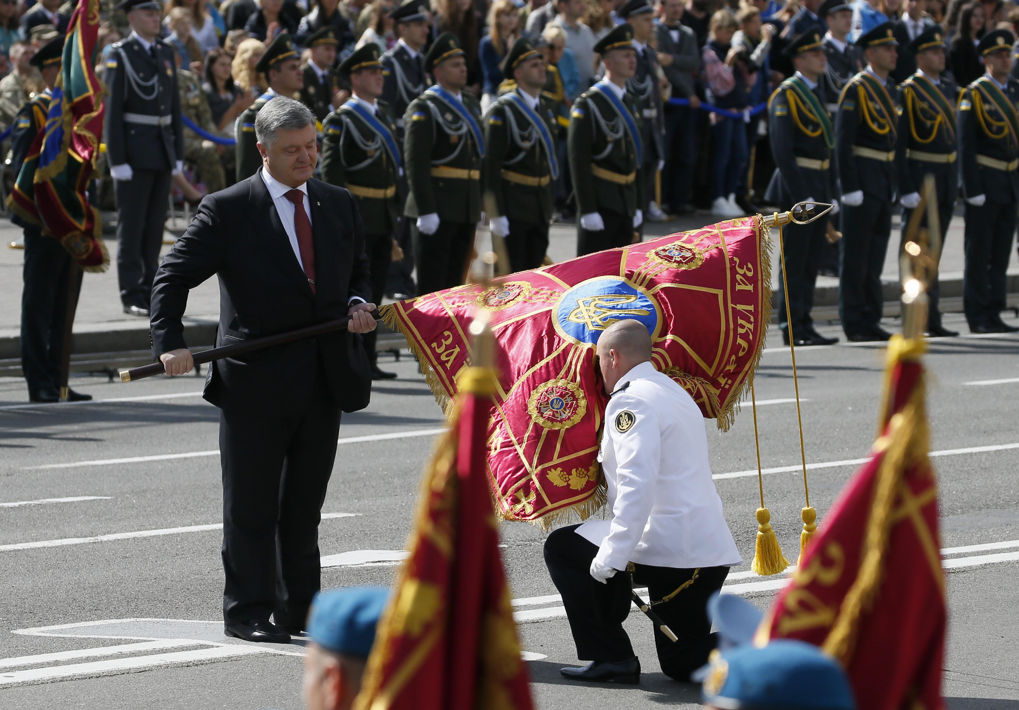 الرئيس الأوكرانى يقدم العلم لقائد العرض العسكرى