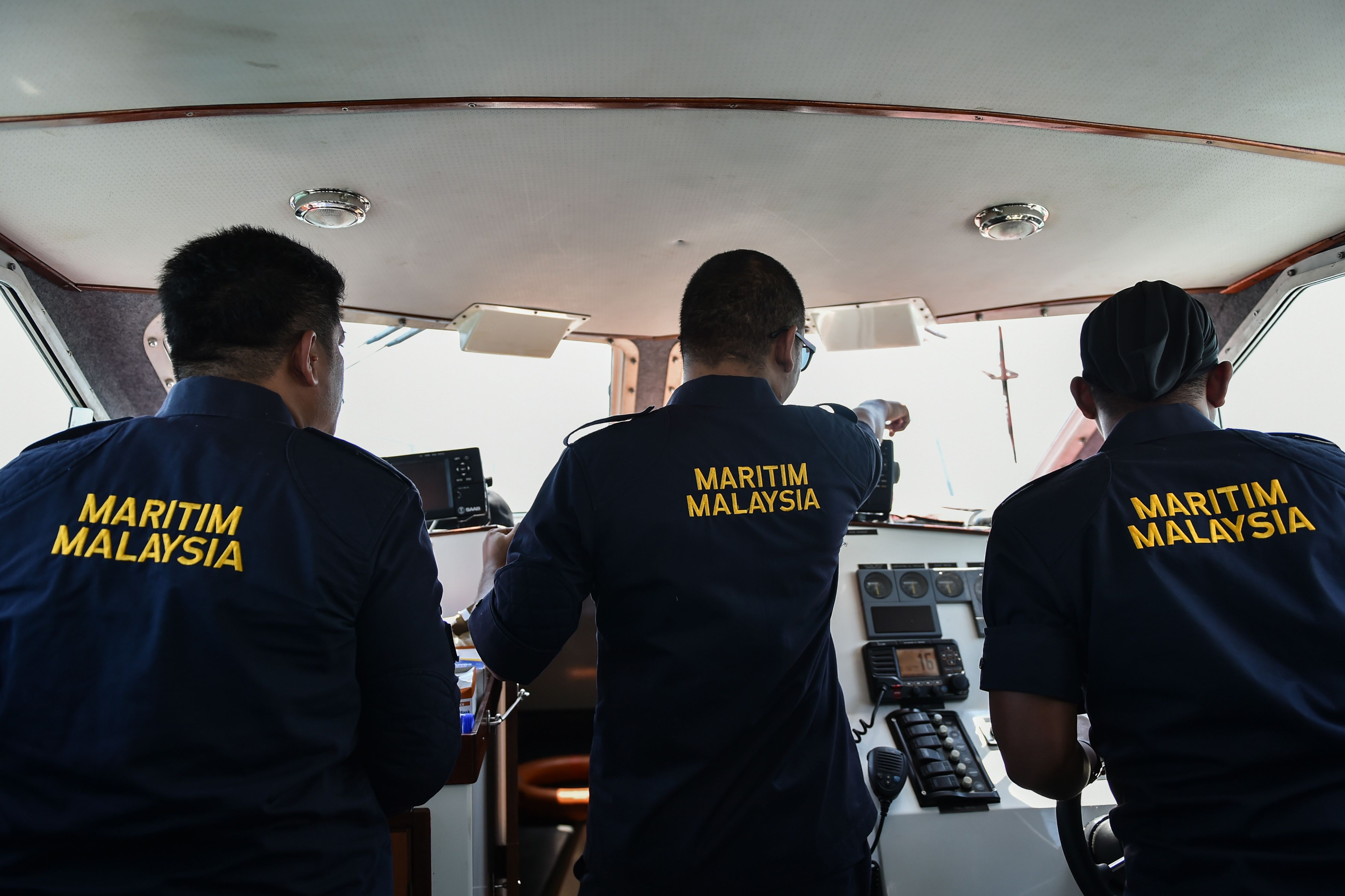 قوات البحرية الماليزية تبحث عن ضحايا المدمرة الأمريكية