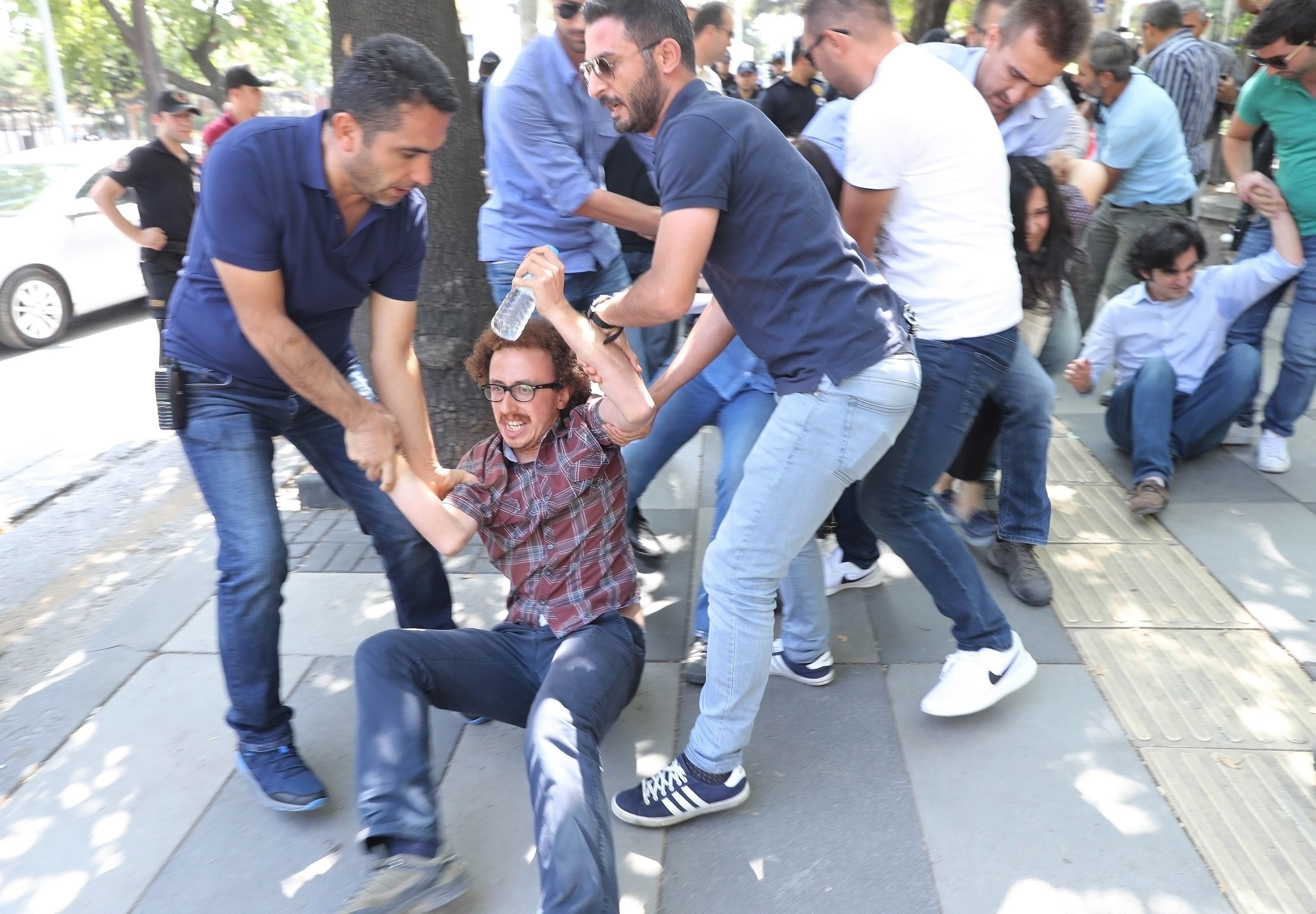رجال أردوغان يتعاملون بوحشية مع المتظاهرين